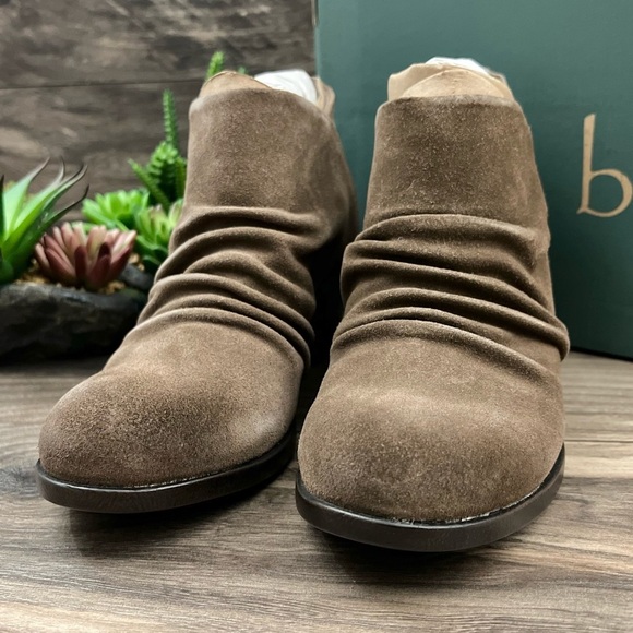 NIB BOC Born Settle Taupe Suede Ruched Ankle Bootie 9M 40.5 - Picture 3 of 12